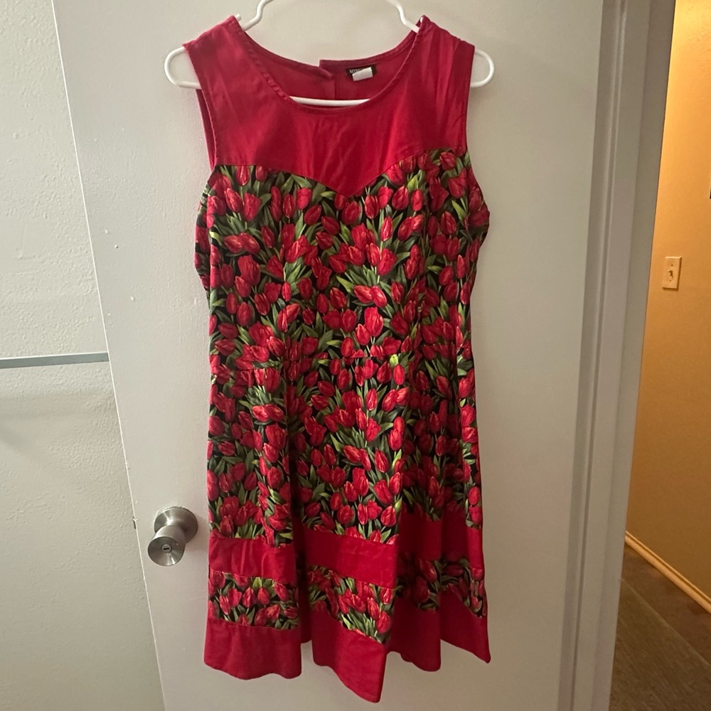 Retrolicious Red and Green Tulip Midi Dress - Picture 2 of 9